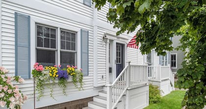 Downtown Harbor Springs. 10 minutes to the Highlands and Nubs!