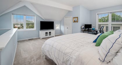 Downtown Delight with Lake Views & close to ski hills!