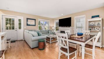 Smart TV, chimenea y monitor de computadora