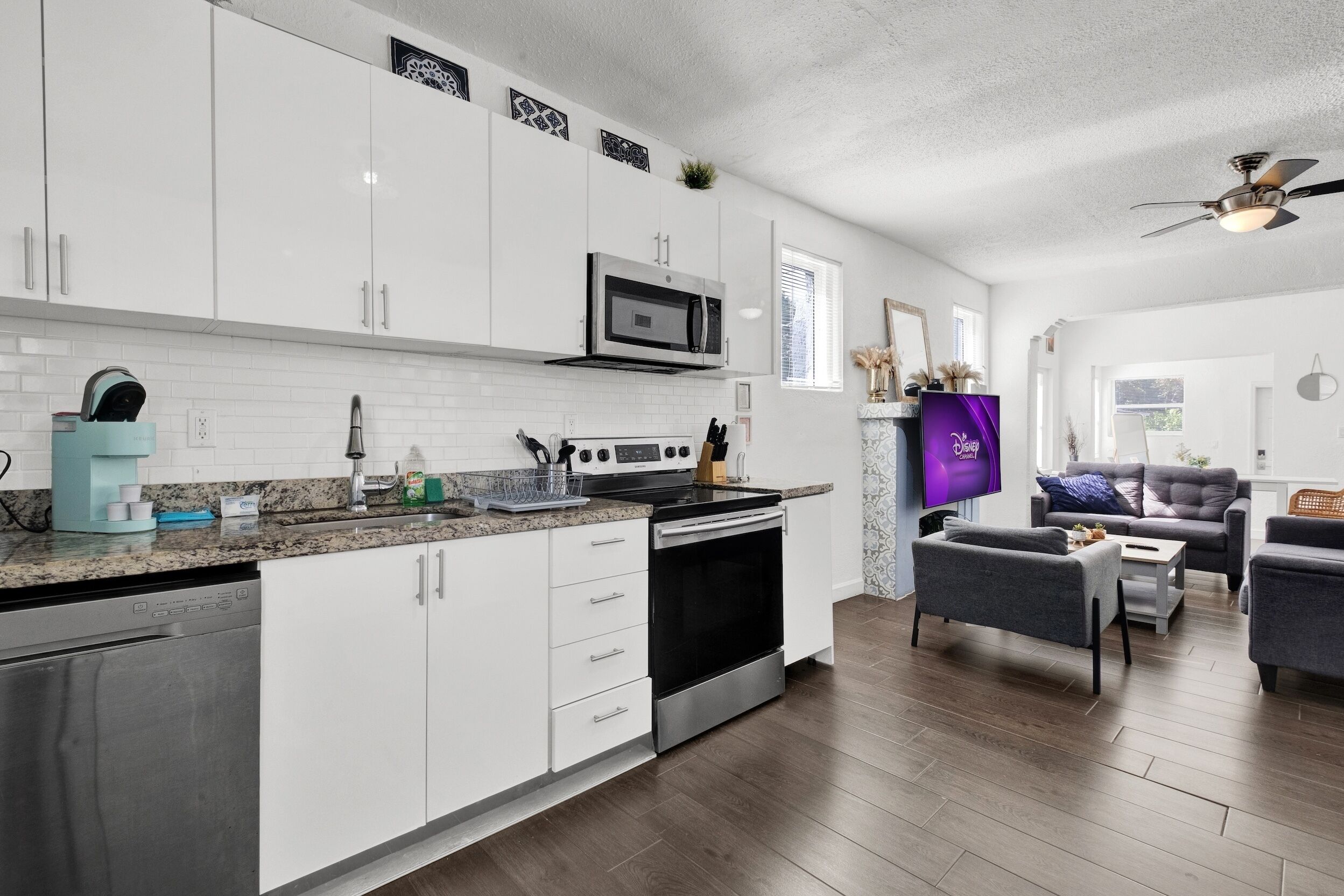 Réfrigérateur, micro-ondes, four, plaque de cuisson