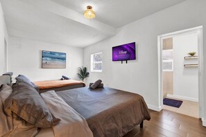 3 habitaciones, tabla de planchar con plancha y cuna de viaje