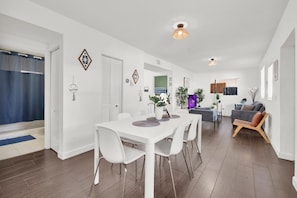 Dining - Dos Casitas Design District #2 - 4/2 House - 5 minutes from Wynwood and Design (Miami)