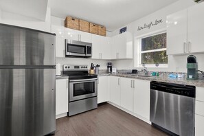 Fridge, microwave, oven, stovetop - Dos Casitas Design District #2 - 4/2 House - 5 minutes from Wynwood and Design (Miami)