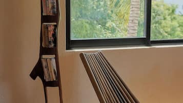 Suíte estúdio standard | Área de estar | TV de tela plana 38 polegadas com canais digitais, Netflix