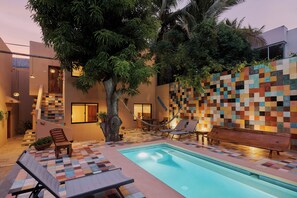 Una piscina al aire libre