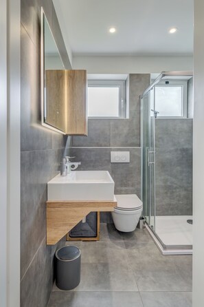 Deluxe Apartment | Bathroom - Mambo 1Bedroom Luxury Apartment-Downtown (Split)