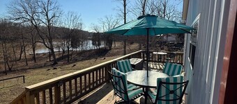 Lake Front charming 2-bedroom house, at Rough River Lake.