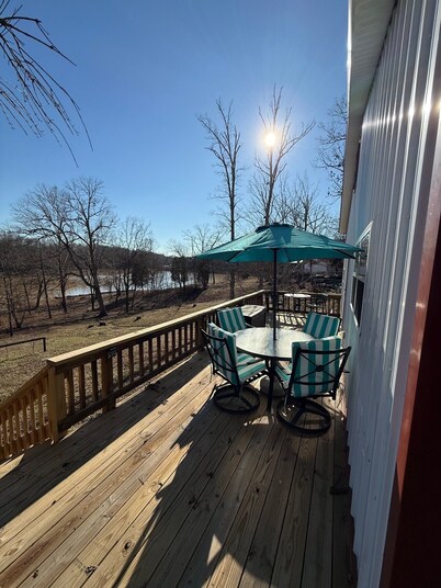 Lake Front charming 2-bedroom house, at Rough River Lake.