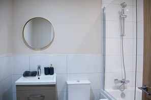 Secador de cabelo, toalhas de banho