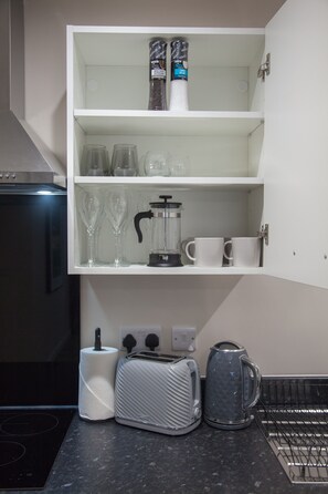 Kjøleskap, mikrobølgeovn, ovn og kokeplater