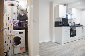 Réfrigérateur, four à micro-ondes, un four, surface de cuisson