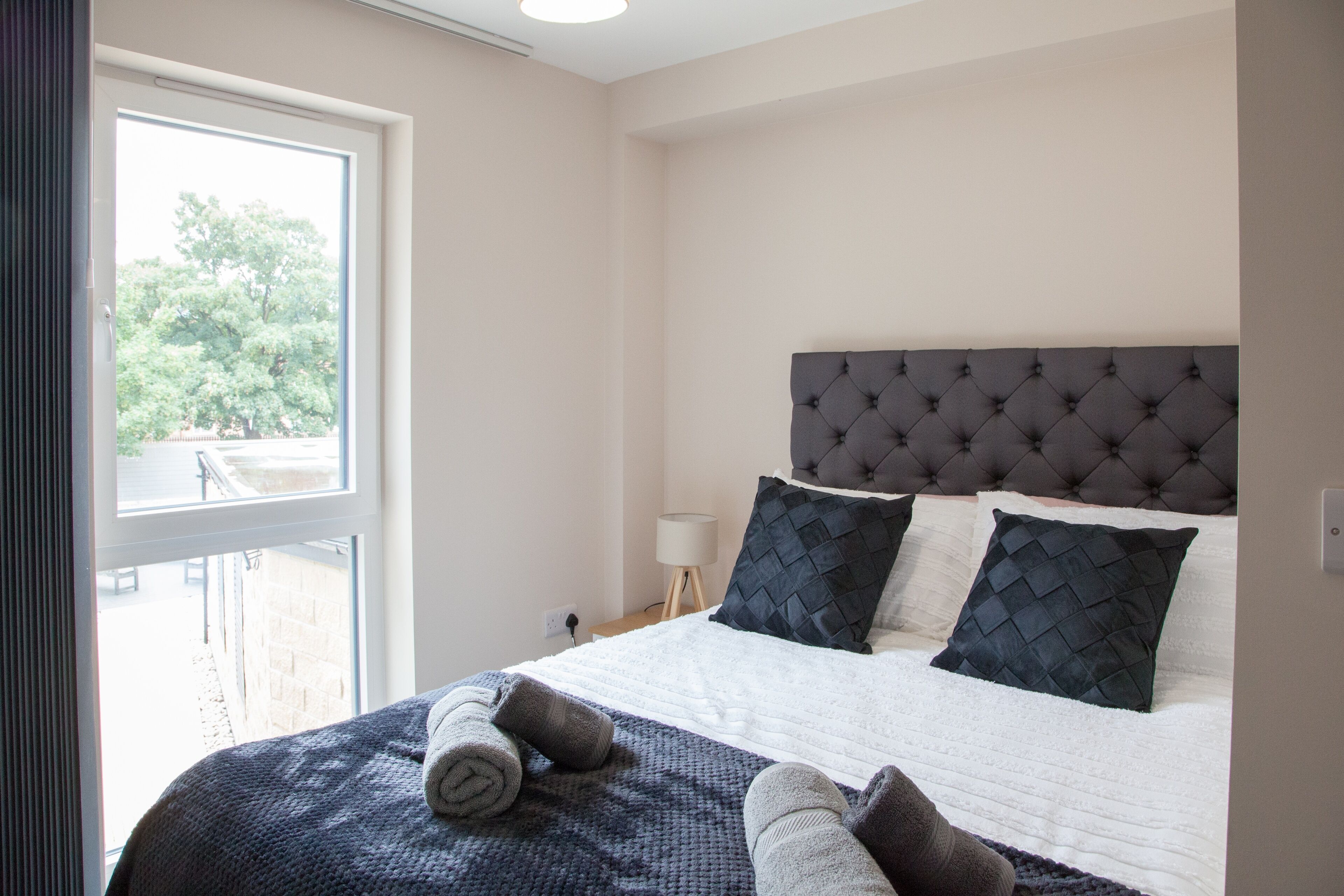 مكواة/لوح كي وخدمة الإنترنت وملاءات أسرّة