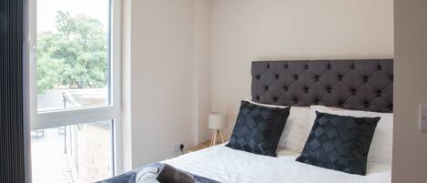 مكواة/لوح كي وخدمة الإنترنت وملاءات أسرّة