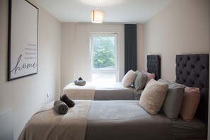 Iron/ironing board, Internet, bed sheets