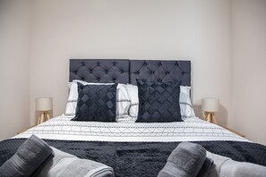 2 soverom, strykejern/-brett, internettilgang og sengetøy