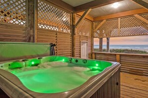 Outdoor spa tub - Beachfront | Hot Tub | Pet Friendly | Large Deck (Galveston)