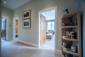 Honeymoon Room, 1 King Bed | Living area