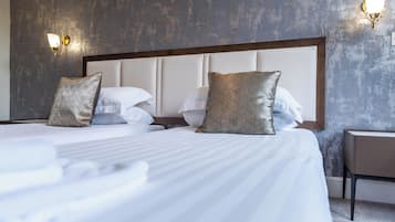 Escritorio y espacio para trabajar con laptop