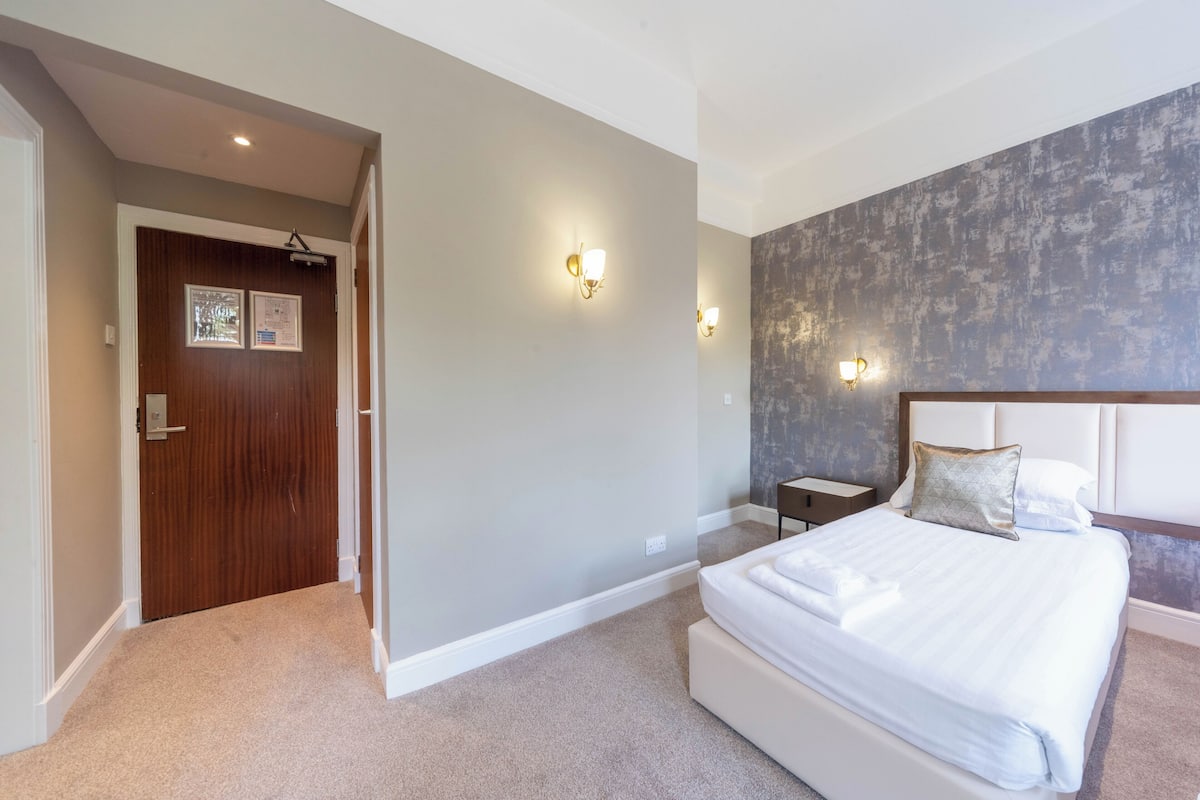 Desk, laptop workspace, iron/ironing board, free WiFi