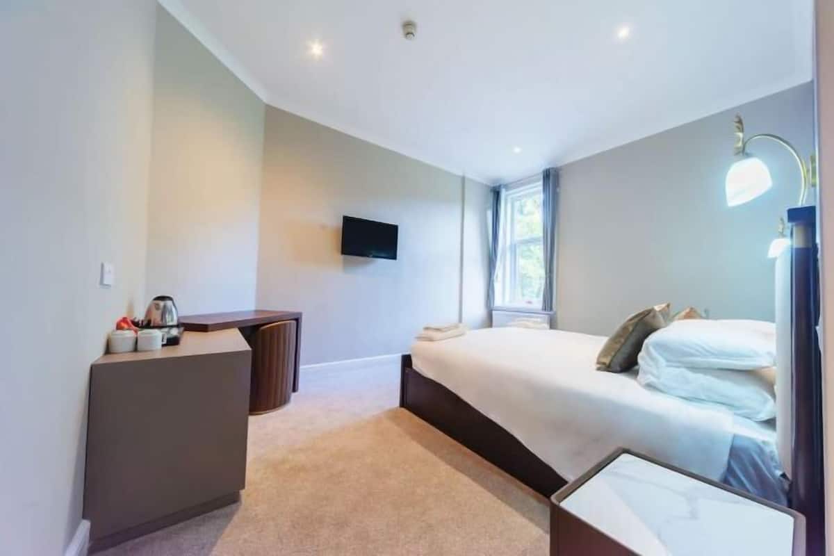 Desk, laptop workspace, iron/ironing board, WiFi (free)