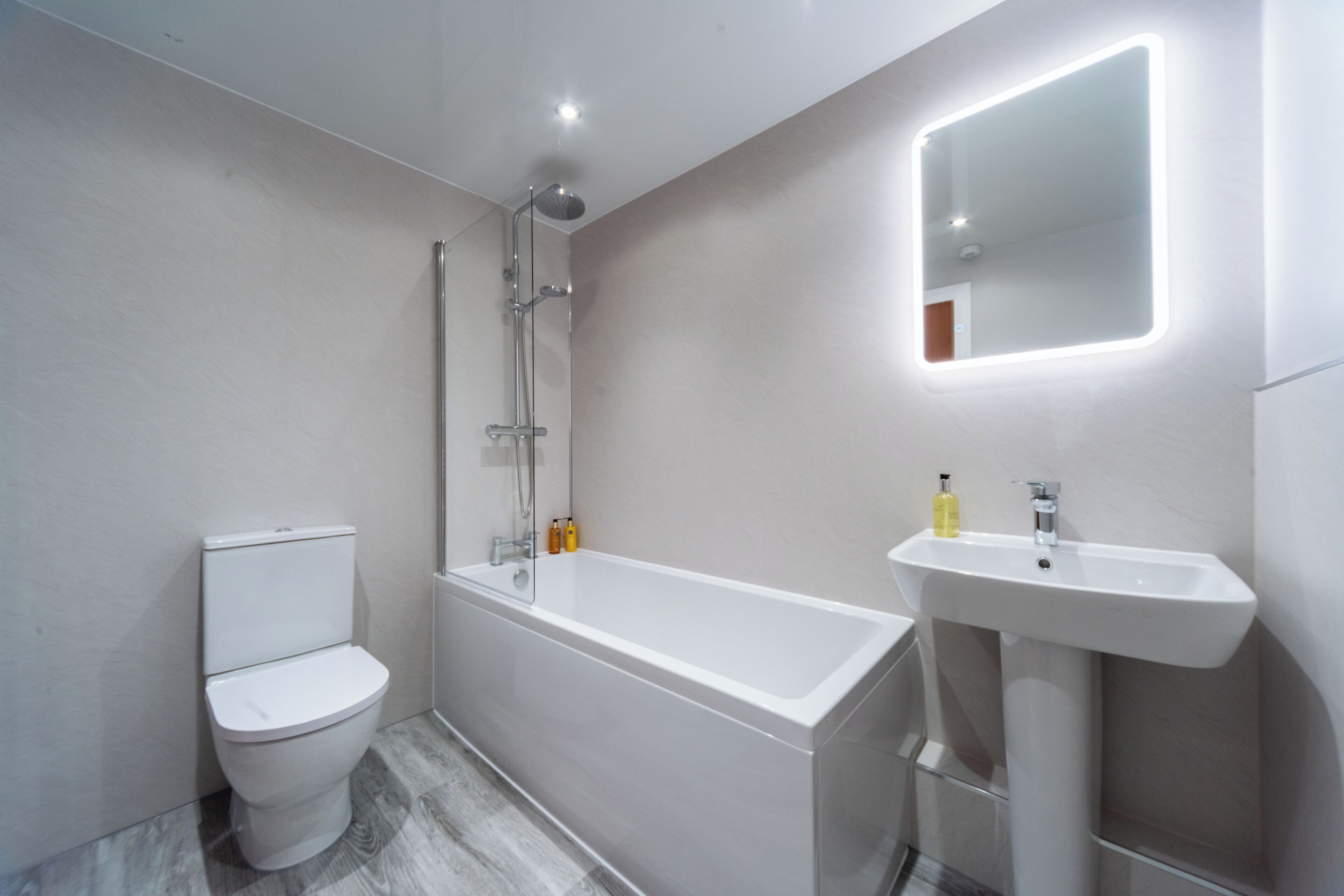 Un baño moderno con inodoro, bañera y lavamanos.