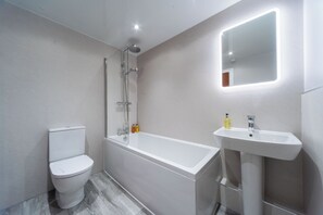 Hair dryer, towels, soap, shampoo - Tinto Hotel  (Biggar)