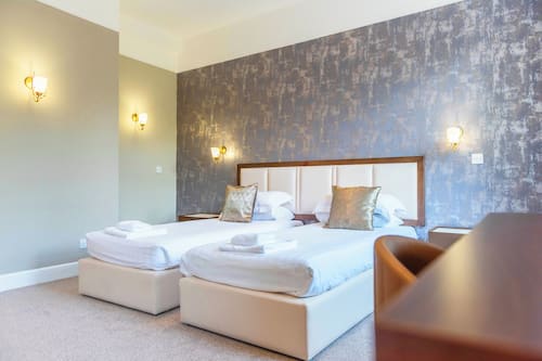Quarto famĂlia, vĂĄrias camas | Ărea de estar | TV