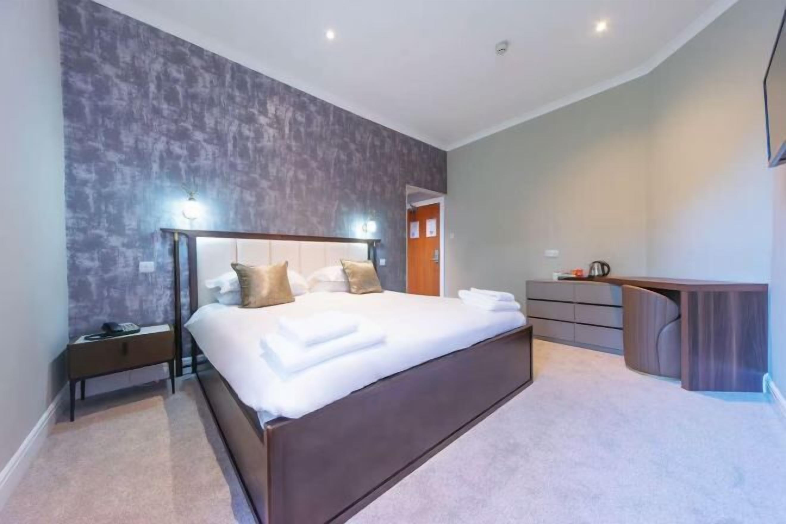 Desk, laptop workspace, iron/ironing board, free WiFi