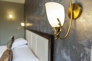 Escritorio y espacio para trabajar con laptop 