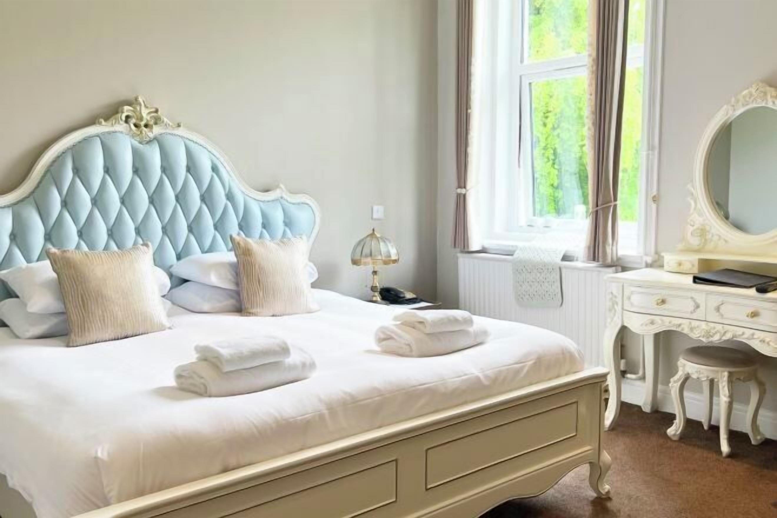 Desk, laptop workspace, iron/ironing board, free WiFi