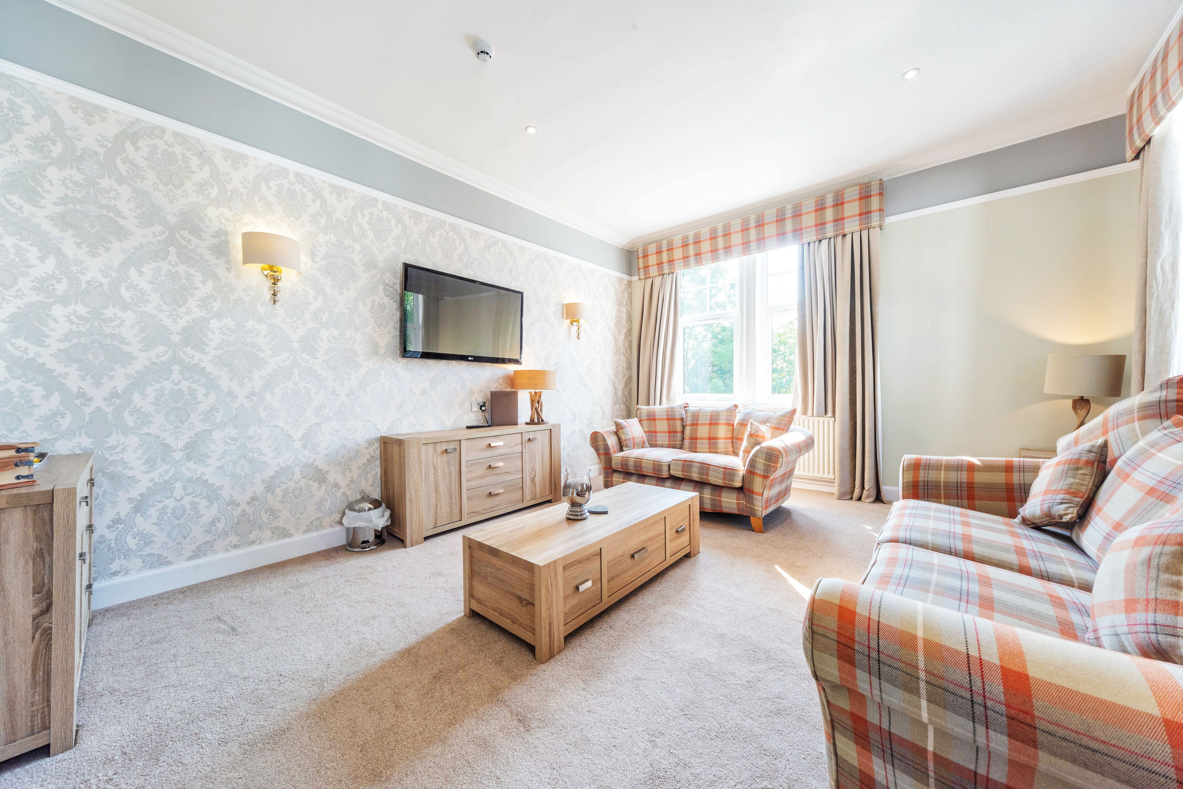 Häämatkahuone, 1 suuri parisänky | Oleskelualue | Televisio