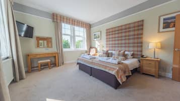 Honeymoon Room, 1 King Bed | Living area