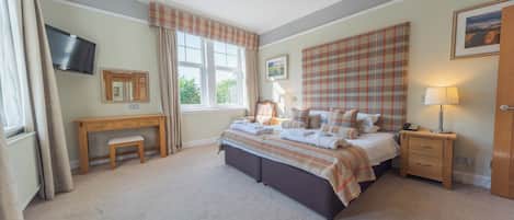 Honeymoon Room, 1 King Bed | Living area