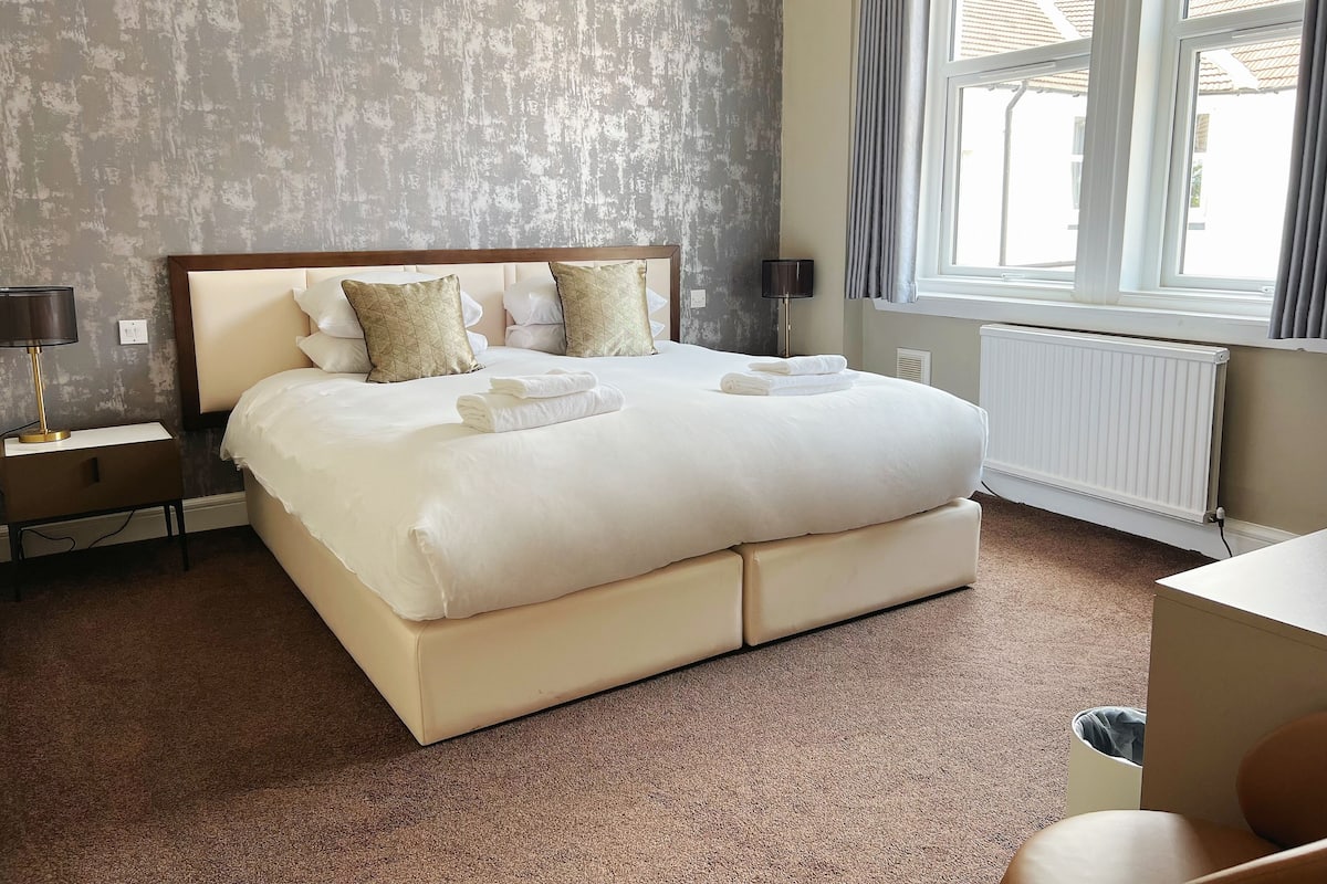 Escritorio y espacio para trabajar con laptop