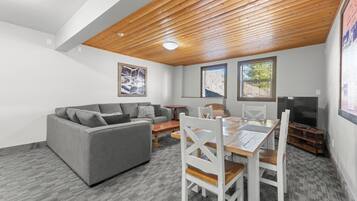 4 Bedroom Suite (Room #11) - Pet Friendly | Living area