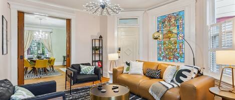 スマートテレビ、テーブルサッカー台、書庫