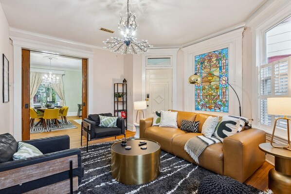 スマートテレビ、テーブルサッカー台、書庫