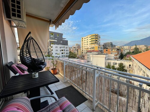 Pine-tree 2 BDR lovely apartment near Tanner's Bridge.