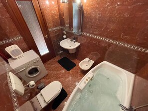 シャワー、ジェットバス、バスアメニティ (無料)、ヘアドライヤー