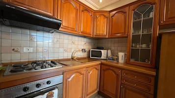 Refrigerador, horno, placa de cocina, tetera/pava eléctrica