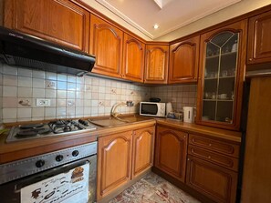 Kühlschrank, Ofen, Herdplatte, Wasserkocher