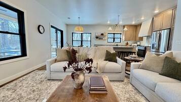 Smart TV, chimenea y tenis de mesa