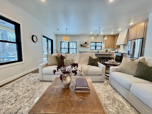 Smart-TV, Kamin, Tischtennisplatte