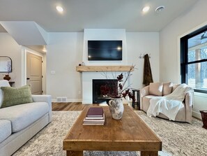 TV connectée, cheminée, table de tennis de table