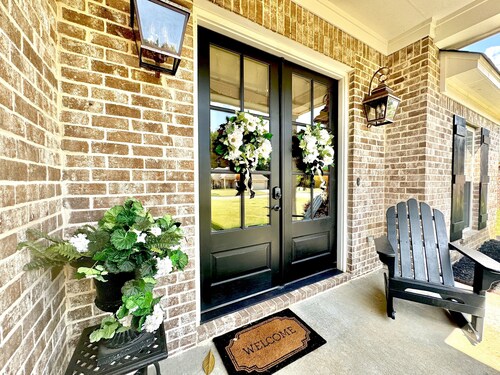 The Sweet Magnolia 4BR Home by VelvetDitchVillas