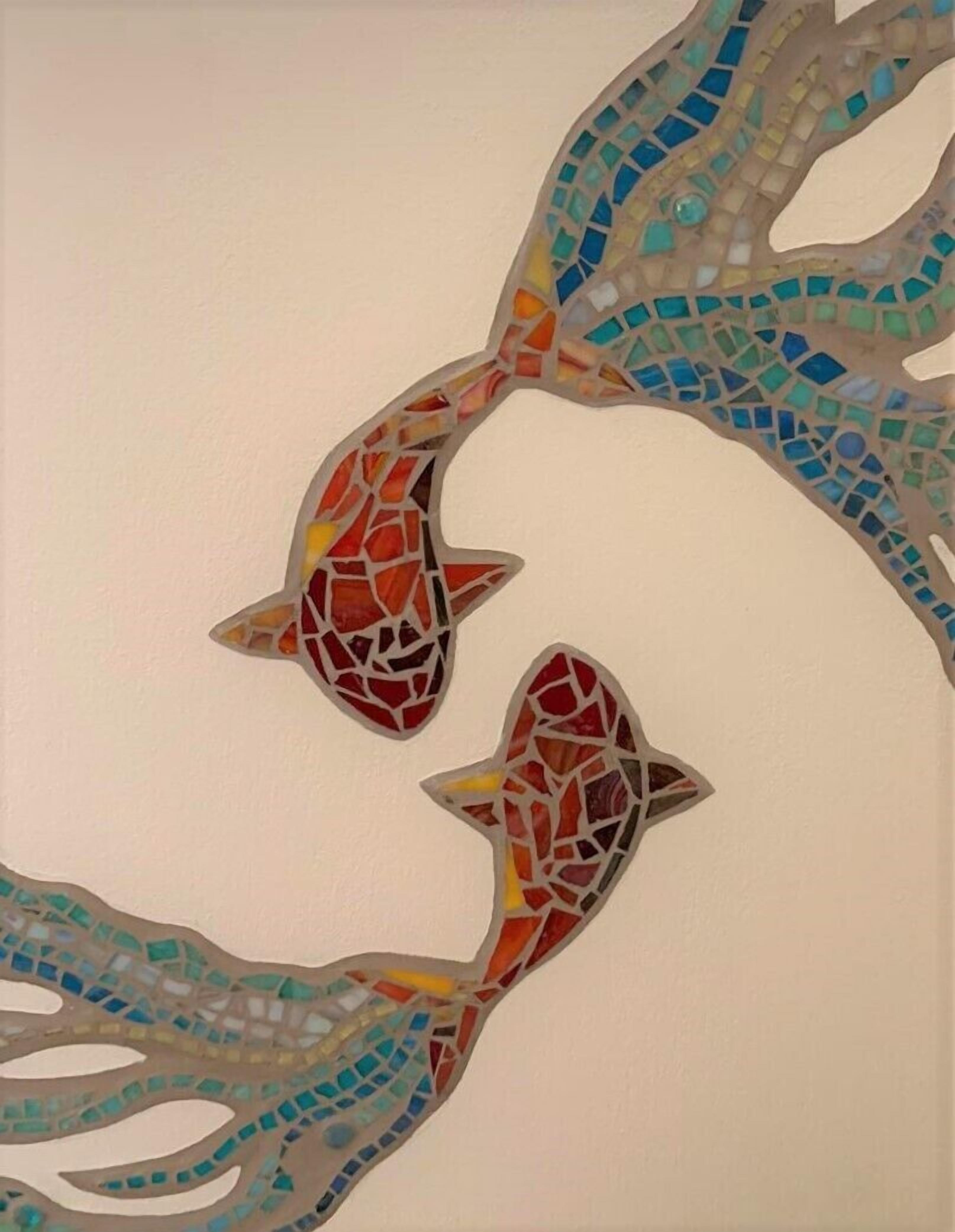 Een wanddecoratie met mozaïekvisjes.