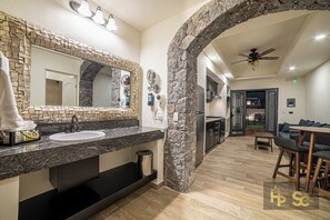 Duschwanne, Haartrockner, Handtücher, Seife