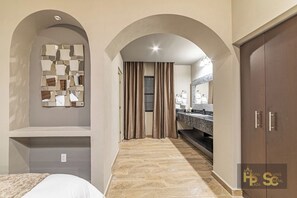 Duschwanne, Haartrockner, Handtücher, Seife