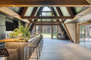 Interior - Lazy River Glamp-house by Avantstay Newly Built, Luxe Indoor-outdoor Living (La Pine)