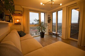 TV - Apartment with desk and parking (Greater London)